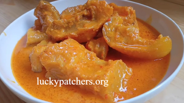 Menikmati Gulai Kikil Empuk